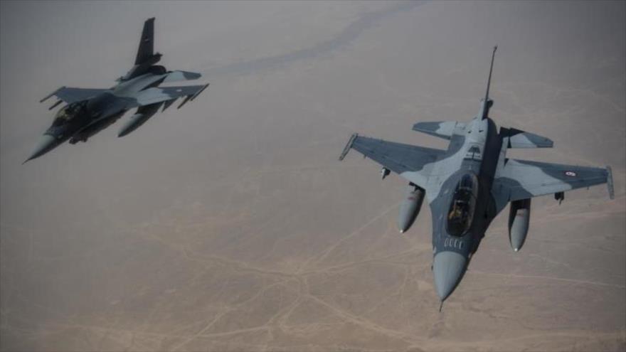 Dos cazabombarderos F-16 de la Fuerza Aérea iraquí en pleno vuelo.