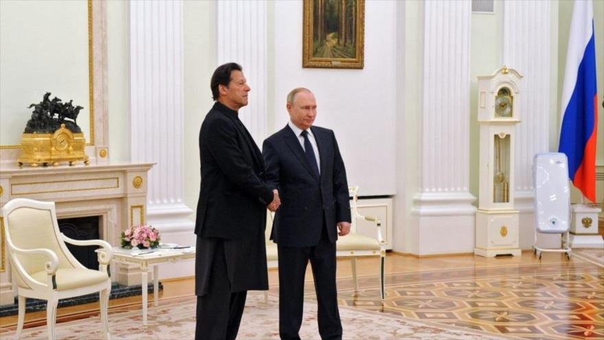 El presidente ruso, Vladímir Putin, (dcha.) se reúne con el primer ministro de Paquistán, Imran Jan, Moscú, 24 de febrero de 2022. (Foto: AFP)