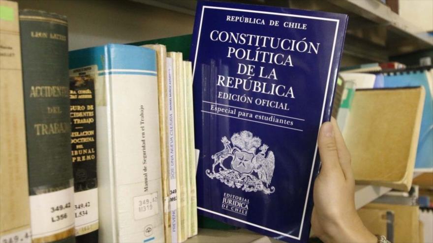 Un libro universitario que ha recogido las leyes y elementos de la Constitución de Chile.