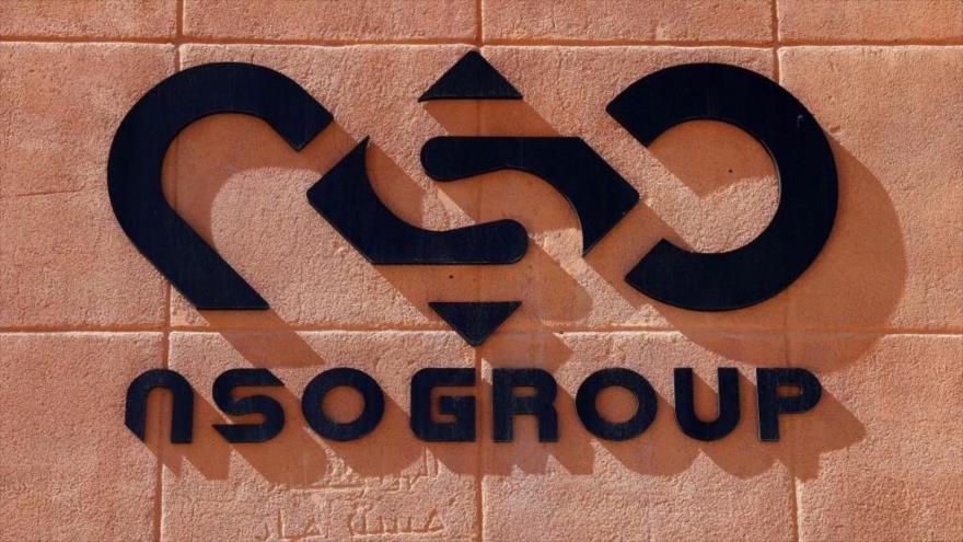 El logotipo de la empresa NSO Group en una pared de un edificio cerca del asentamiento israelí Sapir, en los territorios ocupados. (Foto: AFP)