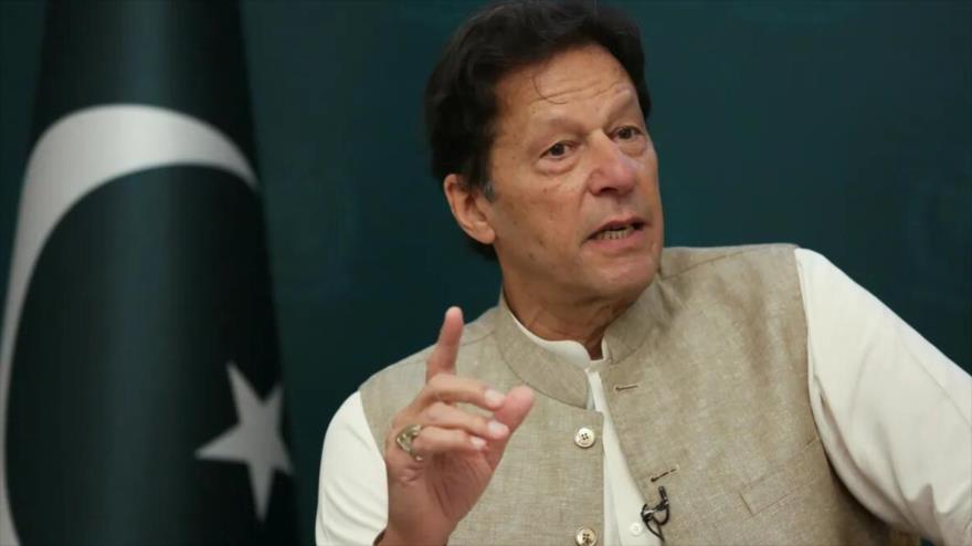 El primer ministro de Paquistán, Imran Jan, habla en un mitin.
