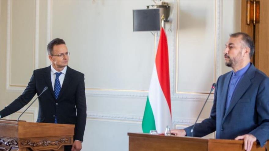 Los ministros de Exteriores de Irán y Hungría, Hosein Amir Abdolahian (izq.) y Péter Szijjártó, respectivamente, Teherán, 16 de diciembre 2021.