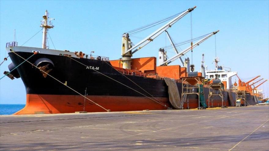 Buque con bandera panameña amarrado en el puerto de Al-Hudayda, en el oeste de Yemen, 5 de abril de 2022. (Foto: AFP)