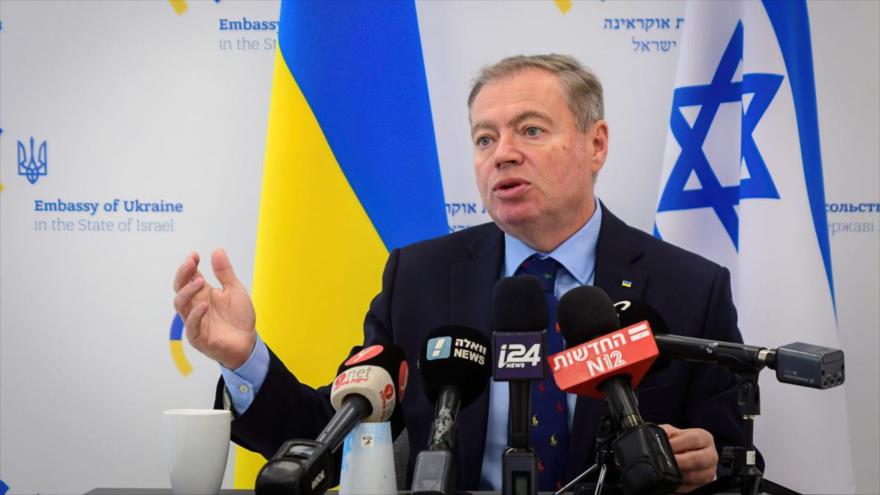 El embajador de Ucrania ante el régimen de Israel, Yevgen Korniychuk, en una rueda de prensa en Tel Aviv, 25 de febrero de 2022.