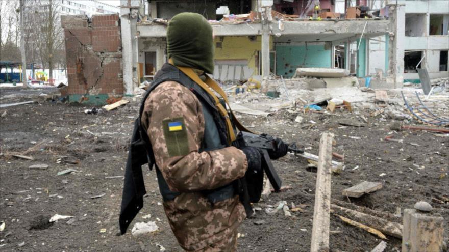 Soldado ucraniano en Járkov, la segunda ciudad más grande de Ucrania, 8 de marzo de 2022. (Foto: AFP)