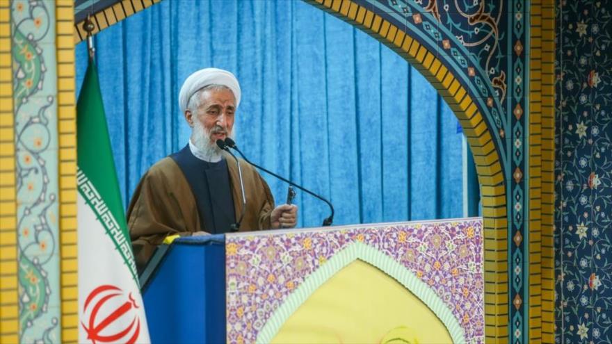 El imam del rezo del viernes de Teherán, el hoyatolislam Kazem Sediqi, ofrece sermón de esta semana, 08 de abril de 2022. (Foto: Farsnews)