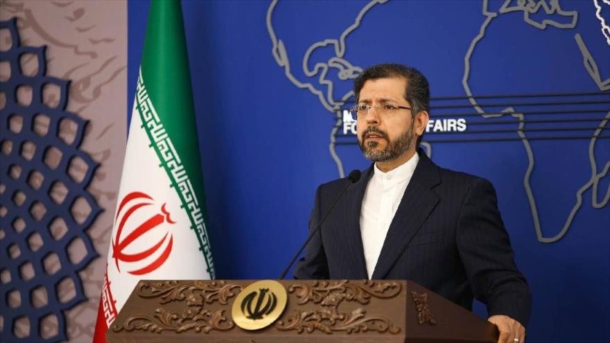 El portavoz del Ministerio de Asuntos Exteriores de Irán, Said Jatibzade, ofrece un discurso en Teherán, capital iraní. (Foto: YJC)