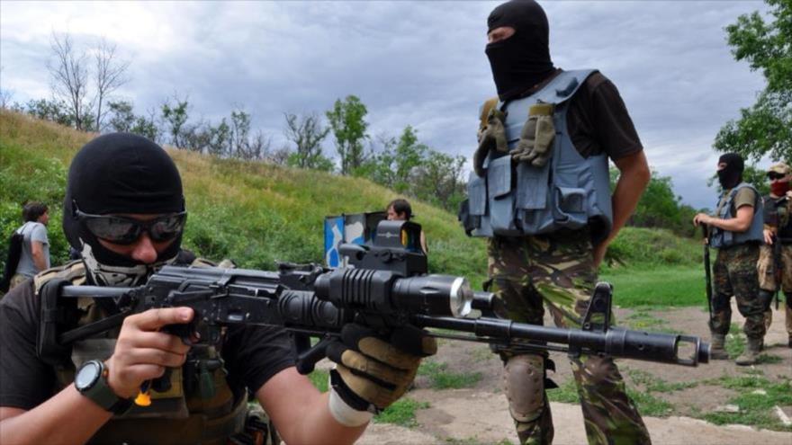Miembros del Batallón de extrema derecha Azov, una unidad paramilitar, entrenan en la ciudad de Berdyansk, en el este de Ucrania.
