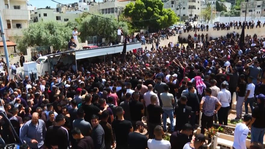 Palestinos participan en funeral de joven asesinado por Israel