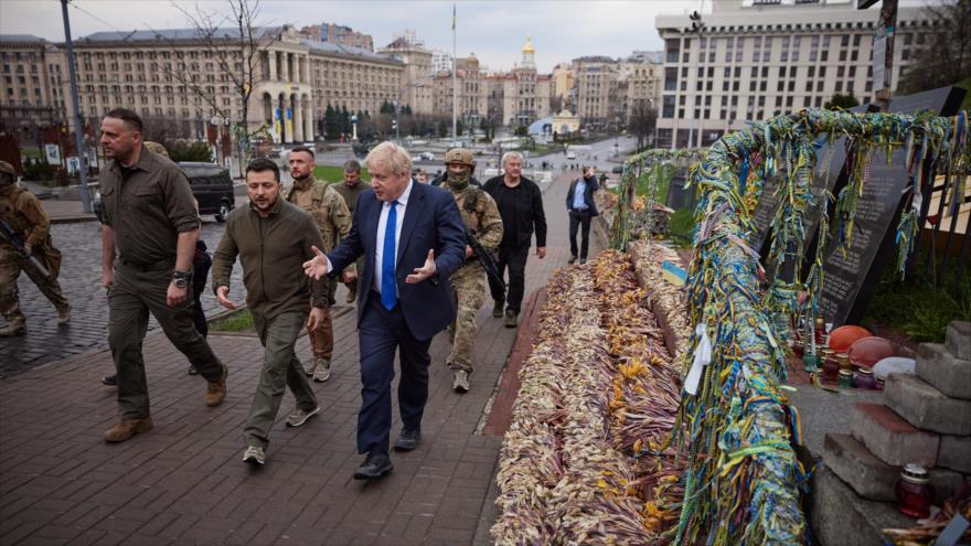 Primer ministro británico, Boris Johnson (dcha.), y el presidente ucraniano, Volodímir Zelenski (centro), en Kiev, Ucrania 9 de abril de 2022. 