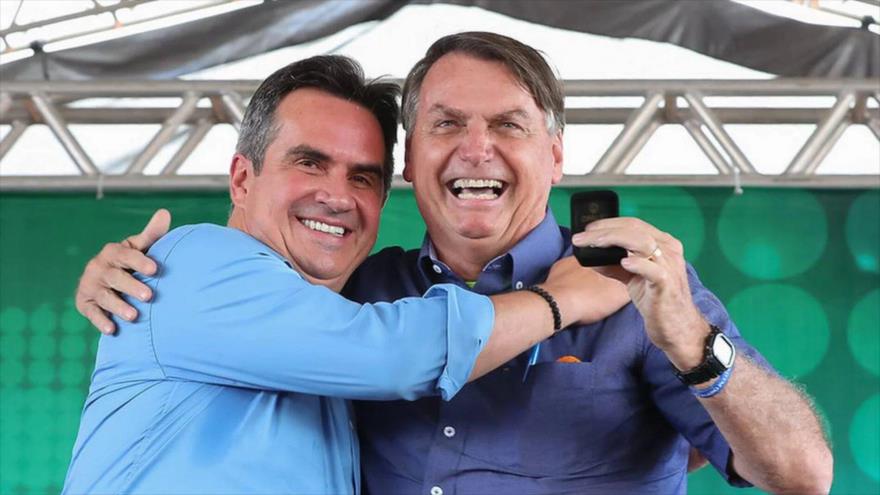 El presidente de Brasil, Jair Bolsonaro (dcha.) y el ministro de Casa Civil, Ciro Nogueira, aparecen abrazados en una ceremonia en Piauí en mayo de 2021.