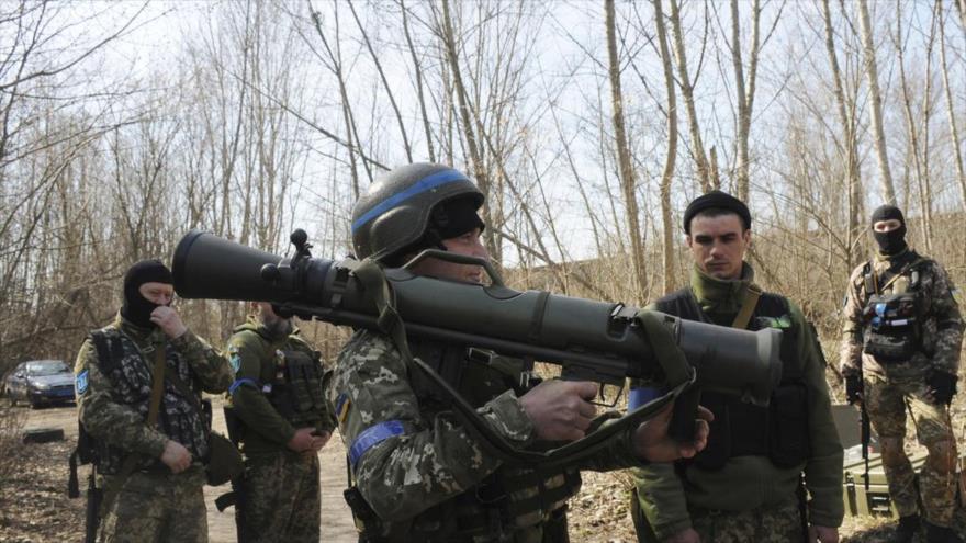Militares ucranianos prueban un sistema de armas sueco Carl Gustaf M4 durante un entrenamiento en Járkov, 7 de abril de 2022. (Foto: AP)