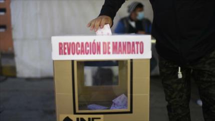 Mexicanos van al referendo para decidir la continuidad de AMLO