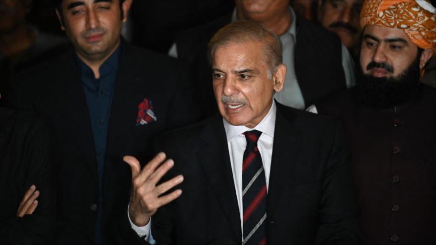 El líder de la oposición de Paquistán, Shahbaz Sharif, (C), Islamabad, 7 de abril de 2022. (Foto: AFP)