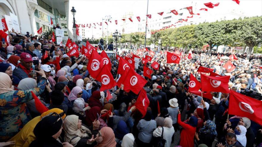 Tunecinos piden destitución del presidente por “dictadura fallida”