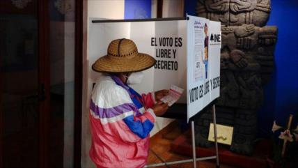 Con una baja participación, AMLO gana el referendo en México