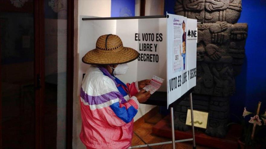 Una mujer participa en el referéndum revocatorio del presidente mexicano, Andrés Manuel López Obrador, en México, 10 de abril de 2022. (Foto: Reuters)