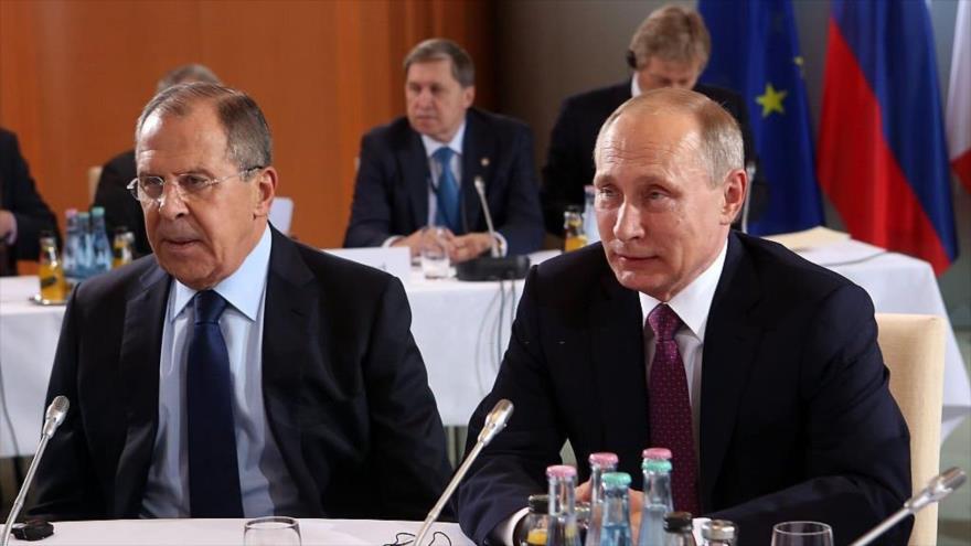 Canciller ruso, Serguéi Lavrov, (izda.) y presidente ruso, Vladimir Putin. (Foto: Getty Images)