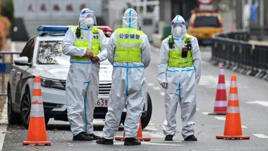 Agentes de policía con equipo de protección controlan el acceso a un túnel, como medida contra el coronavirus en Shanghái, 28 de marzo de 2022. (Foto: Getty Images)