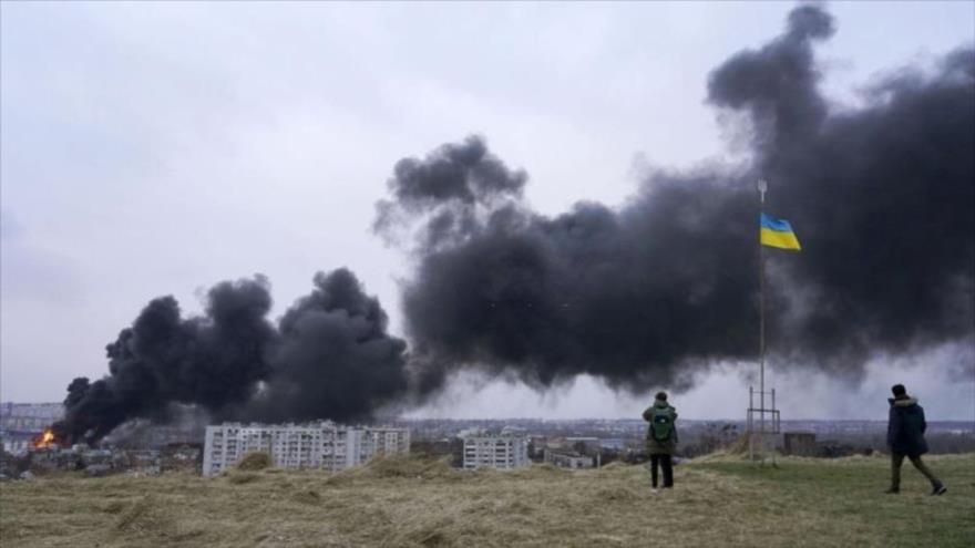 Humo se eleva de una instalación de petróleo tras ataque de misiles rusos, en Lviv, Ucrania, 26 de marzo de 2022. (Foto: Getty Images)