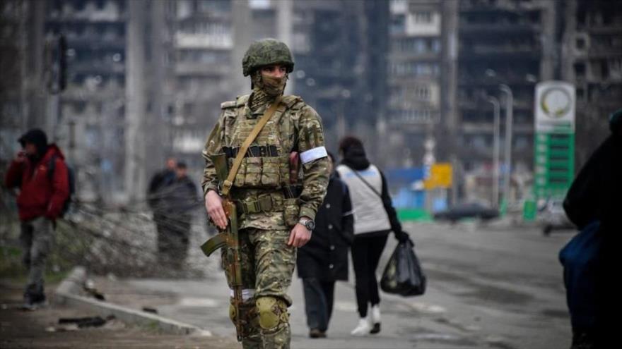 Un soldado ruso patrulla en una calle de la ciudad ucraniana de Mariupol,12 de abril de 2022. (Foto: AFP)