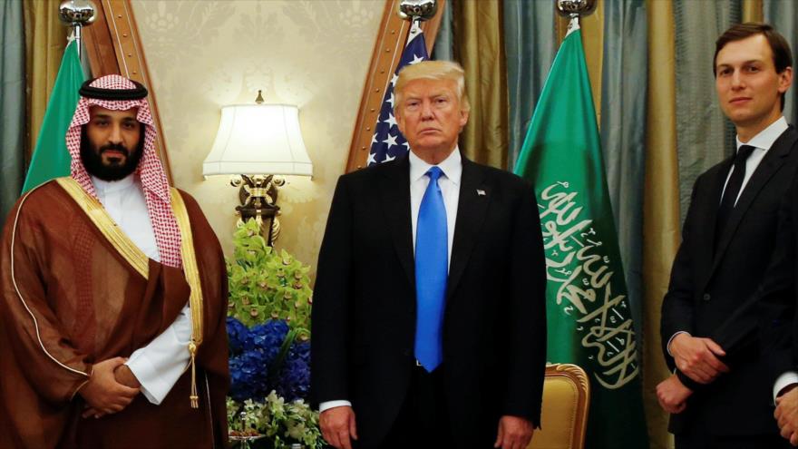 Príncipe heredero saudí, Muhamad bin Salman (izda.), expresidente de EE.UU. Donald Trump y su yerno Jared Kushner.