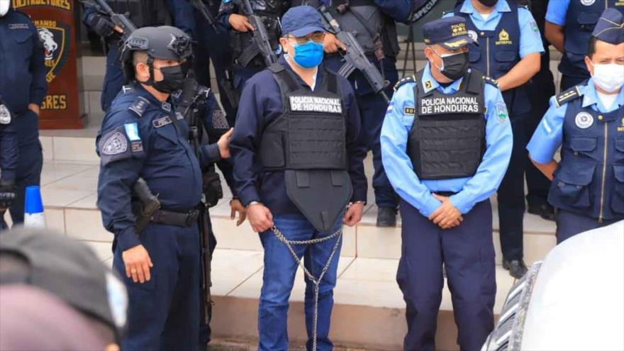 La Policía detiene al expresidente de Honduras, Juan Orlando Hernández (centro), tras un pedido de extradición de EE.UU., 15 de febrero de 2022.