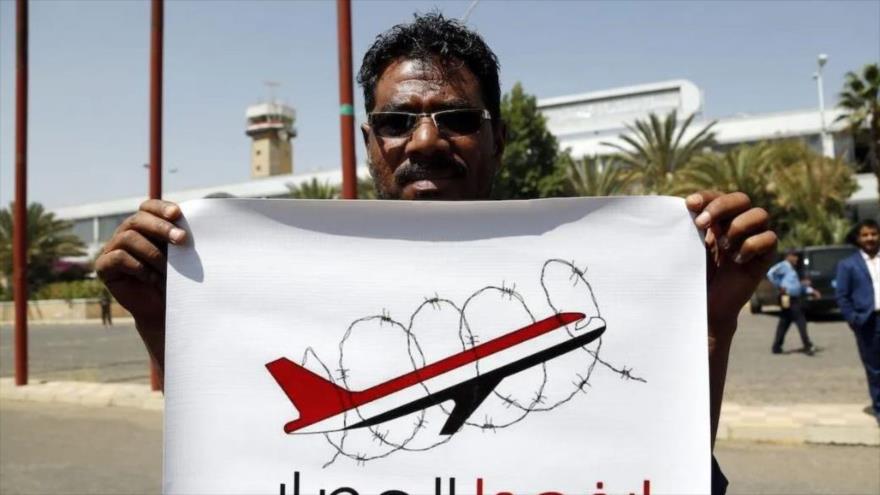 Yemeníes protestan contra bloqueo impuesto por la coalición saudí al Aeropuerto Internacional de Saná, 15 de septiembre de 2021. (Foto: Getty Images)
