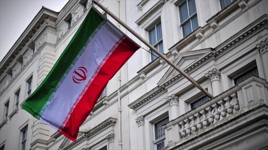 Bandera de la República Islámica de Irán en el balcón de la embajada iraní en Londres, capital del Reino Unido.