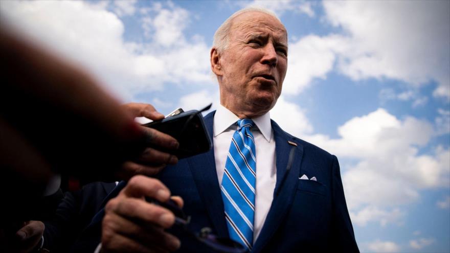 El presidente de EE.UU., Joe Biden, habla con reporteros en el aeropuerto de Des Moines, Iowa, 12 de abril de 2022. Foto: AP