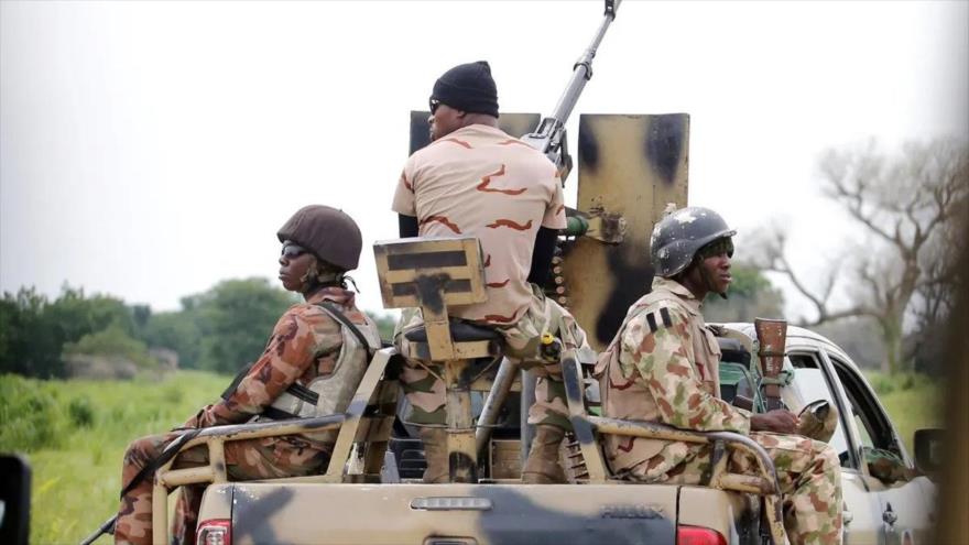Un vehículo del convoy del Ejército nigeriano avanza con un arma antiaérea, en su camino a estado de Borno. (Foto: Reuters)