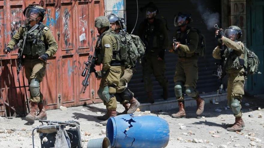 Fuerzas israelíes reprimen a los manifestantes palestinos, Cisjordania, 29 de julio de 2021. (Foto: Reuters)