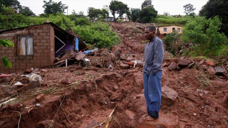 Un hombre africano camina sobre las ruinas de su casa en Sudáfrica, 12 de abril de 2022. (Foto: Reuters)