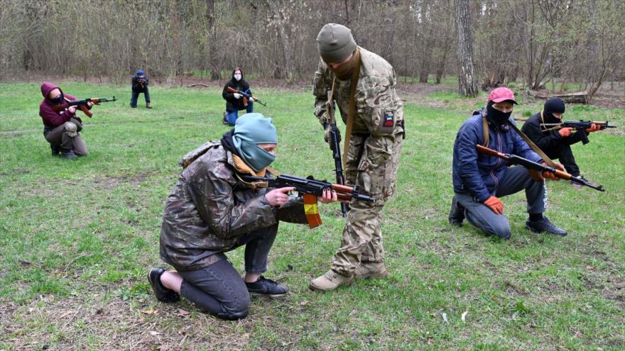 Nacionalistas ucranianos en un centro de reclutamiento de las Fuerzas Armadas de Ucrania en Járkov, 14 de abril de 2022. (Foto: AFP)
