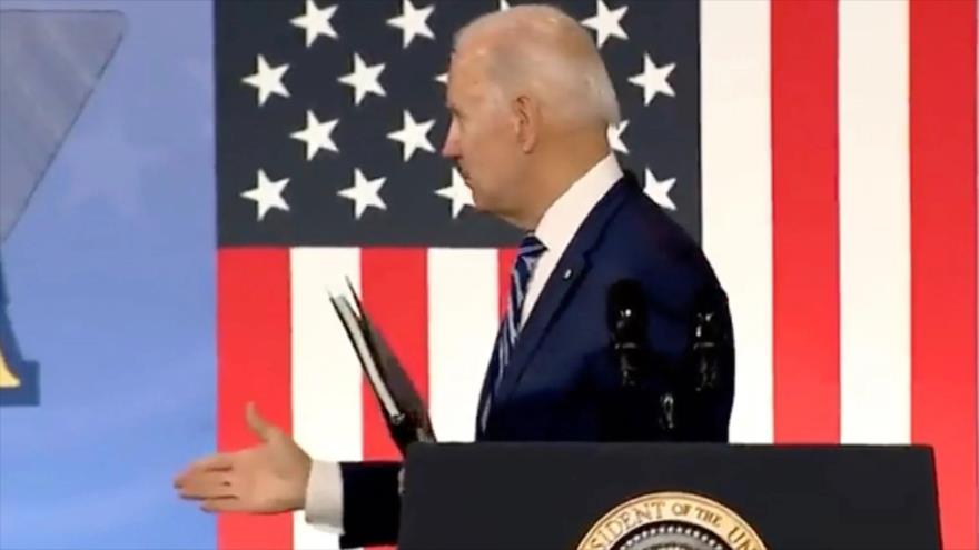 Vídeo: Biden tiende la mano a una persona imaginaria