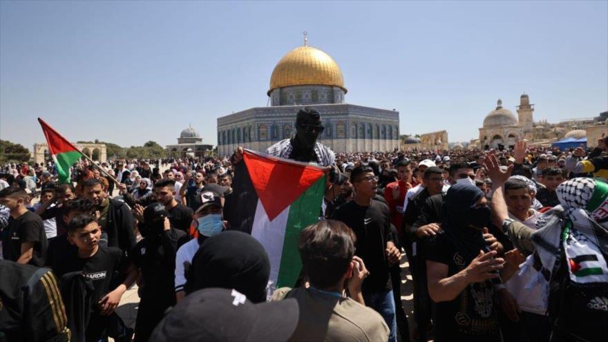 Palestinos protestan contra el régimen israelí en la Mezquita Al-Aqsa en Al-Quds, 15 de abril de 2022. (Foto: Getty Images)