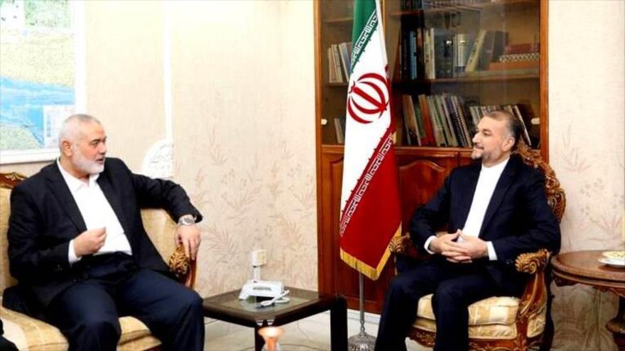 El canciller iraní, Hosein Amir Abdolahian (dcha.), y el jefe de la dirección política de HAMAS, Ismail Haniya, en una reunión en Catar, 11 de enero de 2022.
