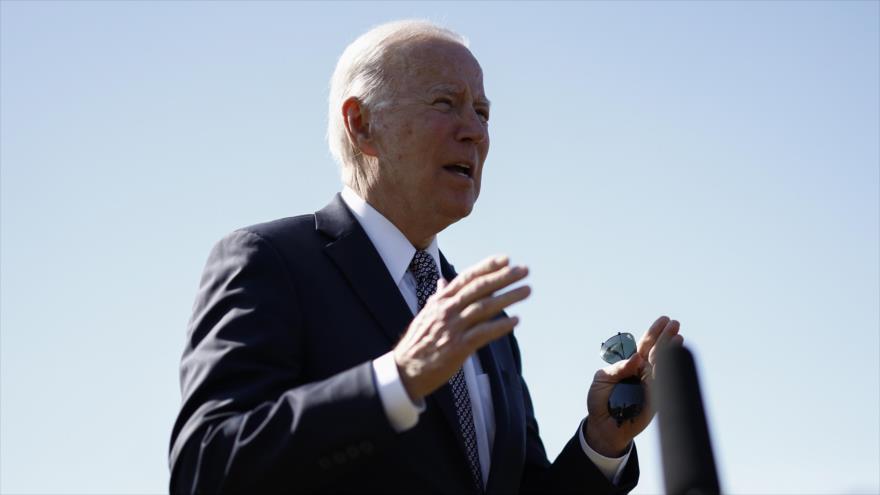 El presidente de EE.UU., Joe Biden, habla con miembros de los medios de comunicación en Washington, D.C., 4 de abril de 2022.