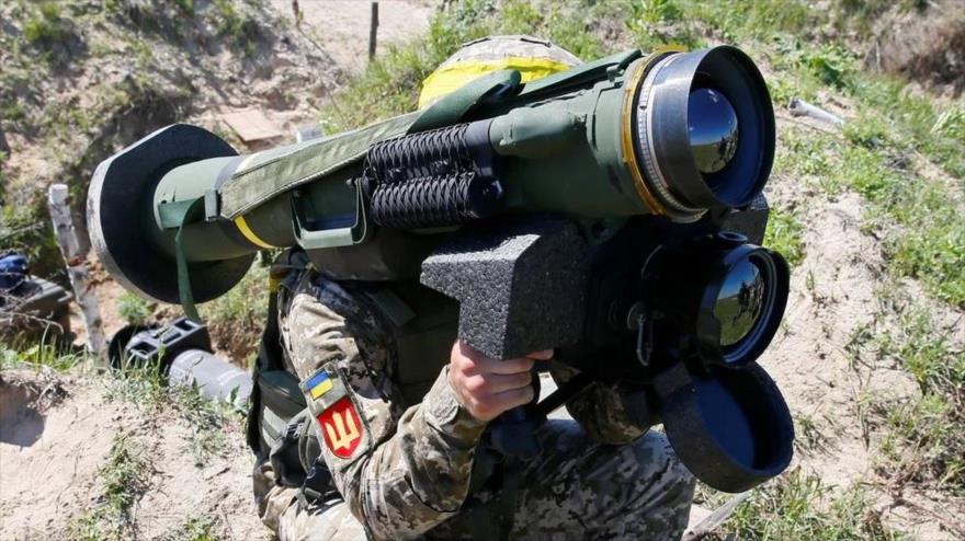 
Soldado sostiene un sistema de misiles Javelin durante un ejercicio militar en un centro de entrenamiento de las Fuerzas ucranianas, 26 de mayo de 2021. (Foto: Reuters) 
