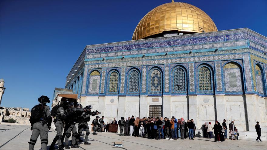 Fuerzas israelíes atacan a los palestinos en la Mezquita Al-Aqsa, en la ocupada ciudad de Al-Quds (Jerusalén), 15 de abril de 2022. (Foto: Reuters)