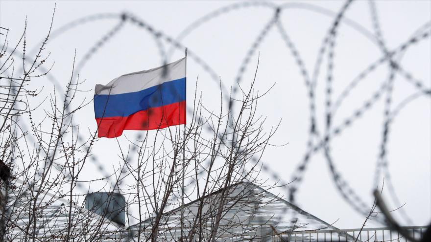 Bandera rusa en la embajada de Moscú en Kiev, capital ucraniana, diciembre de 2018. (Foto: EPA)