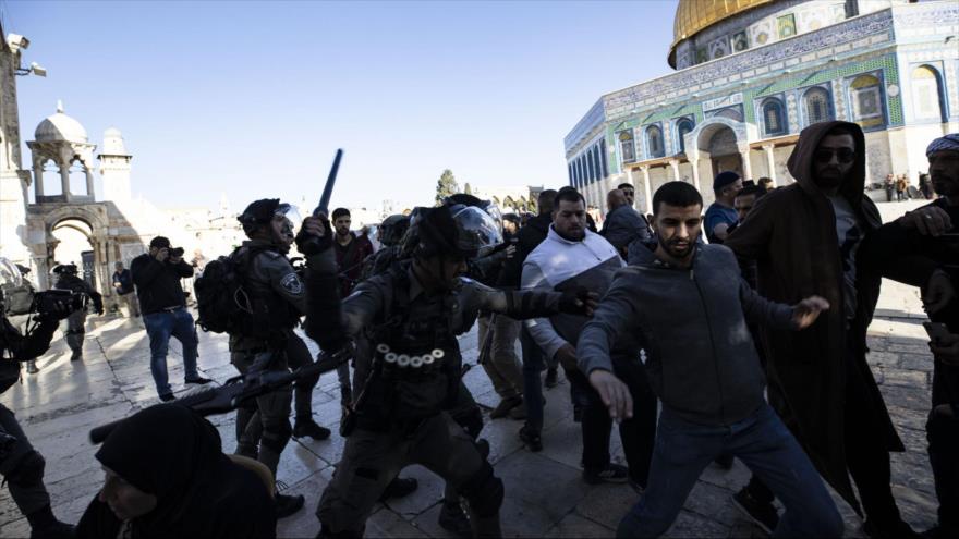 Soldados israelíes reprimen a los palestinos en la Mezquita Al-Aqsa en Al-Quds (Jerusalén), 15 de abril de 2022. (Foto: Anadolu)