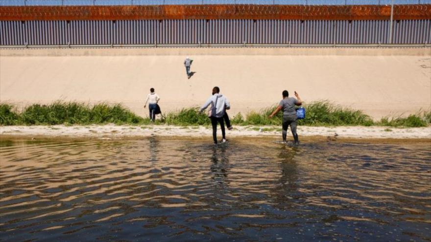 
Migrantes salen del río Bravo después de cruzarlo para entregarse a agentes de la Patrulla Fronteriza para solicitar asilo en Texas, EE.UU., 13 de abril de 2022. (Foto de Reuters)
