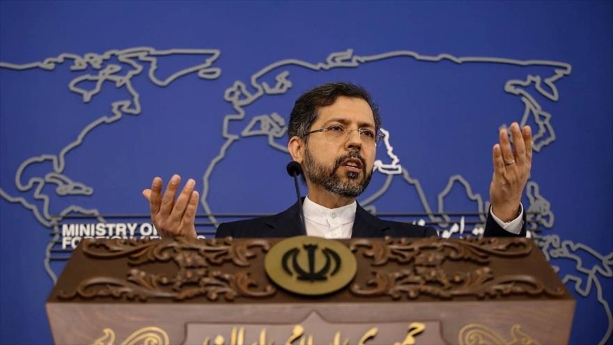 El portavoz de la Cancillería iraní, Said Jatibzade, durante una rueda de prensa en Teherán, capital persa.