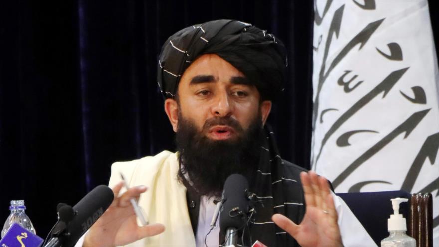 El portavoz de Talibán, Zabiolá Muyahid, durante una conferencia de prensa en Kabul, capital de Afganistán, 17 de agosto de 2021. (Foto: Reuters)