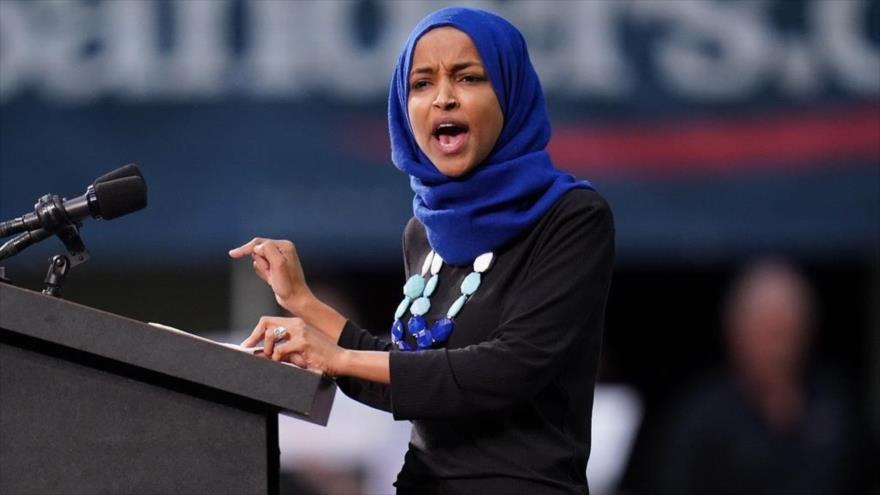La congresista demócrata de EE.UU., Ilhan Omar, ofrece un discurso, 2 de marzo de 2020. 