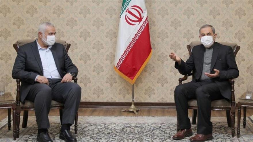 Ali Akbar Velayati (dcha.), asesor del Líder de Irán, y Ismail Haniya, jefe de la dirección política del HAMAS, en una reunión en Teherán, capital iraní.