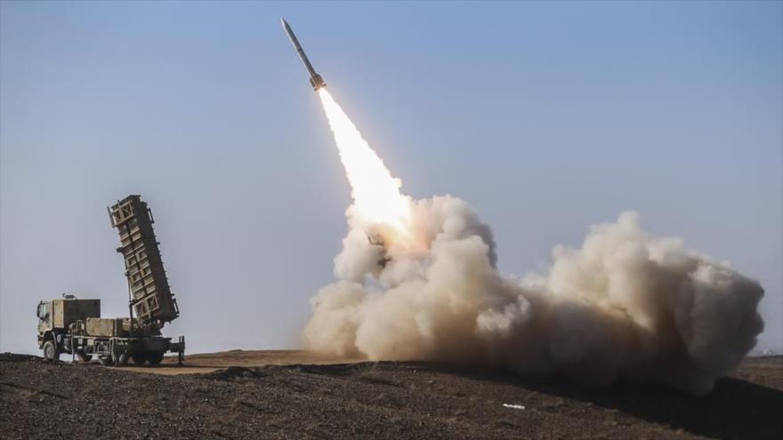 Lanzamiento de un misil iraní durante los ejercicios militares Modafean Aseman Velayat 98. (Foto: YJC)