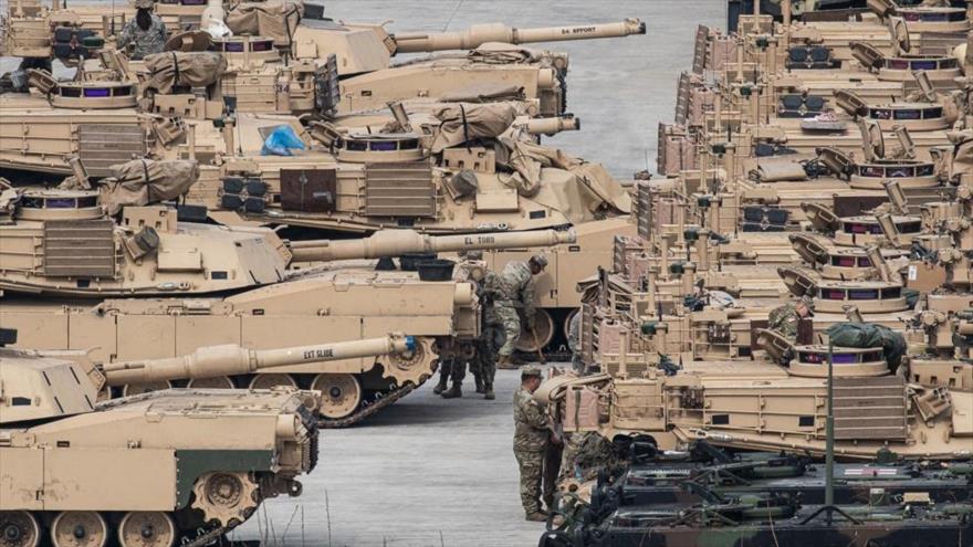 Militares de EE.UU. inspeccionan tanques en la base militar Camp Casey, en Corea del Sur, 18 de abril. (Foto: Yonhap)