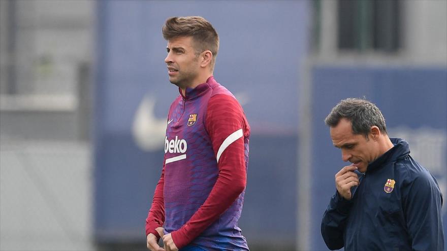 El defensor español de FC Barcelona, Gerard Piqué (izda.), durante una sesión de entrenamiento, Barcelona, 29 de octubre de 2021. (Foto: AFP)